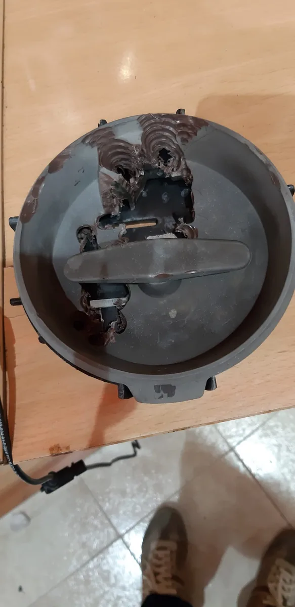 Bombín forzado y escudo de seguridad en una puerta de entrada