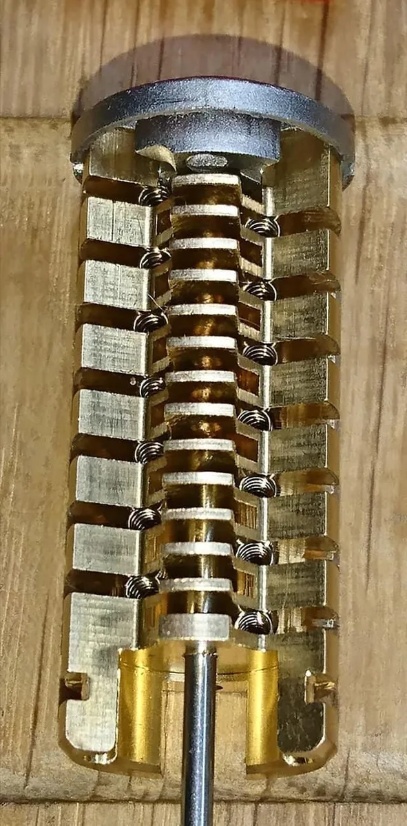 Cilindro desmontado sobre la mesa de trabajo