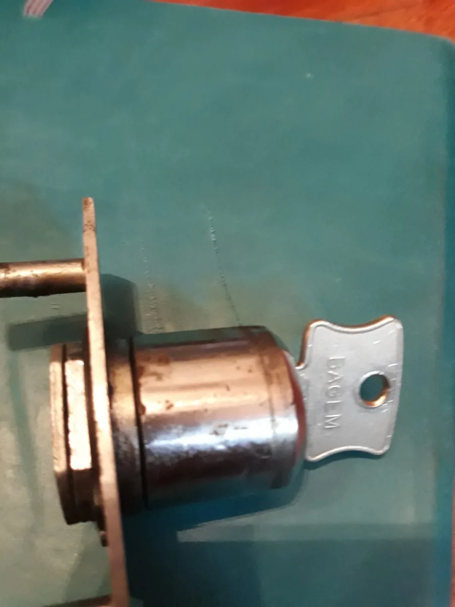 Bombín de perfil europeo con su llave puesta