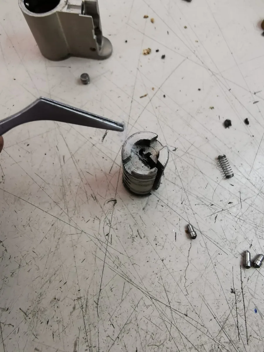 Cilindro de una cerradura desmontado para revisarlo