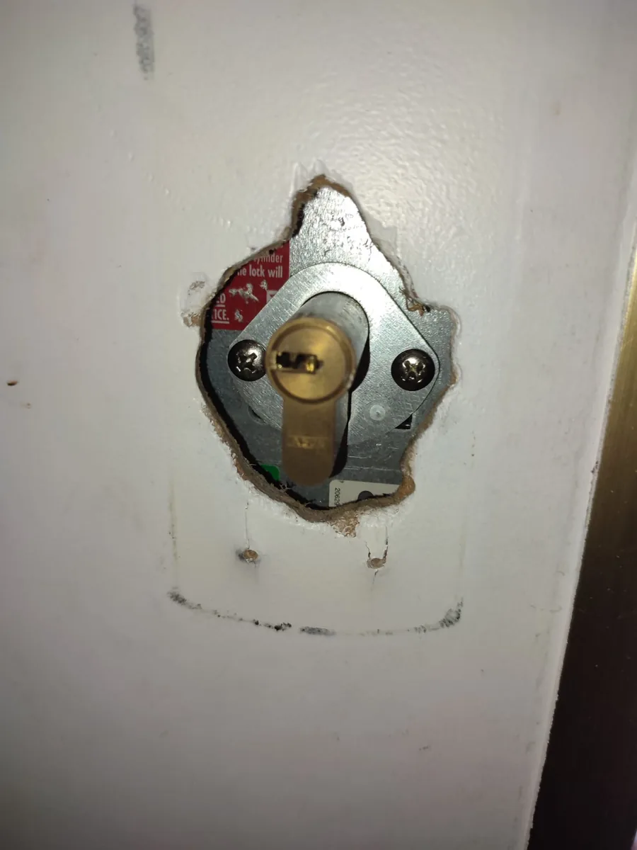 Bombín de una puerta forzada, antes de sustituirlo