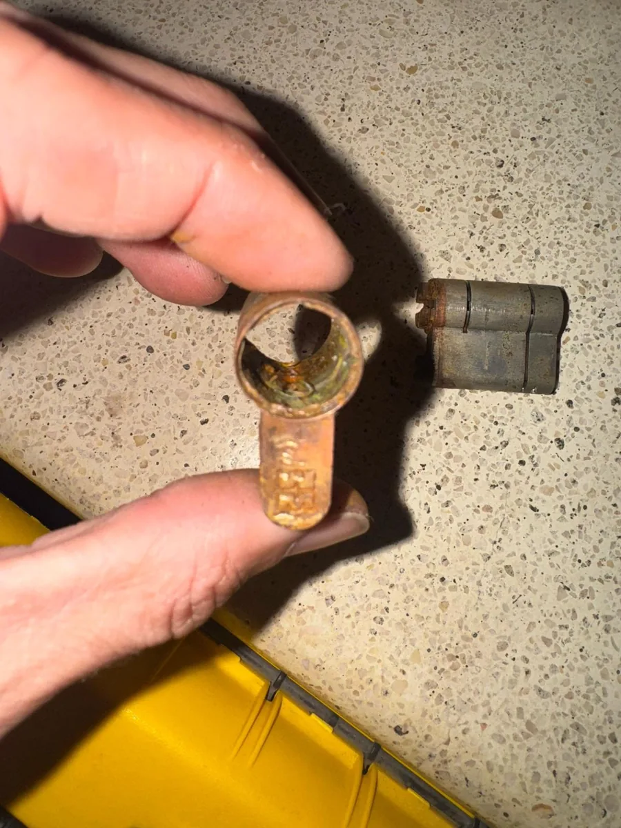 Bombín roto retirado durante un cambio de cerradura