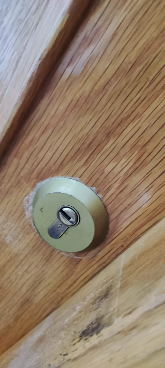 Escudo de seguridad instalado sobre el bombín de una puerta