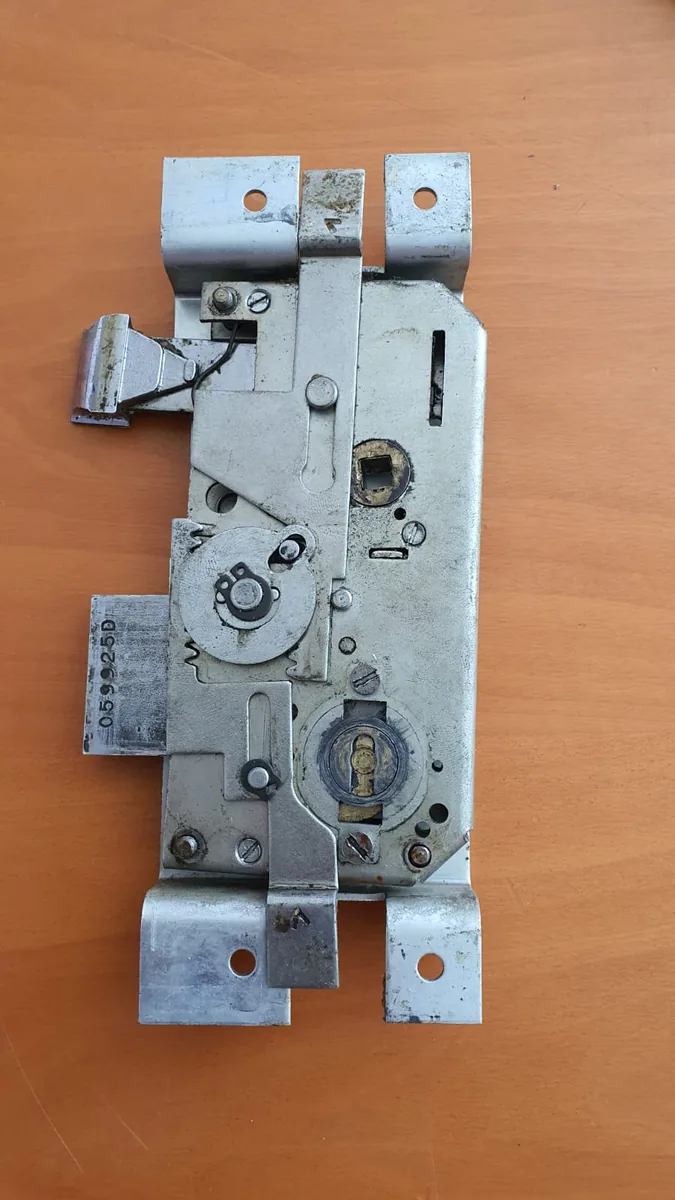 Cerradura de seguridad desmontada para su revisión