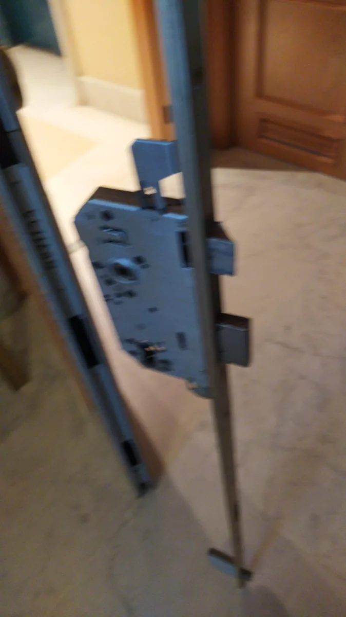 Cerradura multipunto en el canto de una puerta blindada
