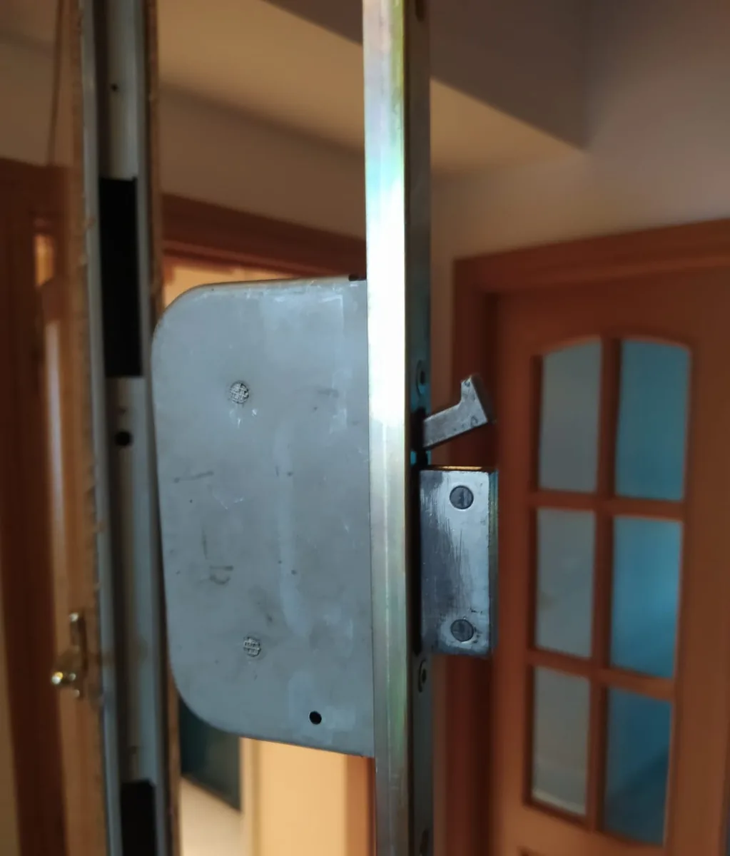 Cerradura embutida y su cerradero en el marco de la puerta