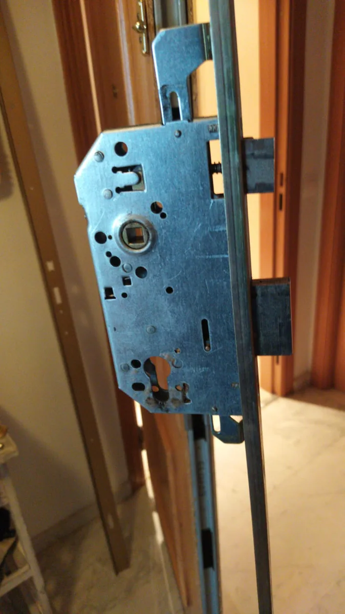 Montaje de una cerradura multipunto en una puerta