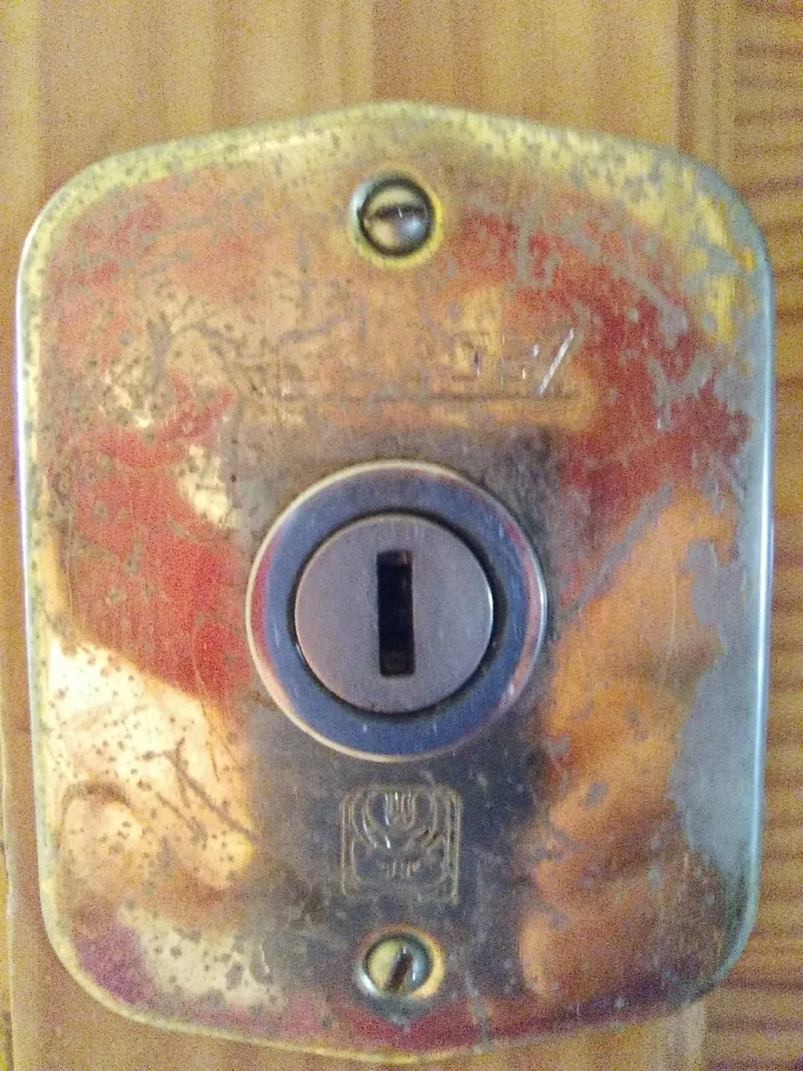 Escudo colocado sobre una cerradura antigua de gorjas