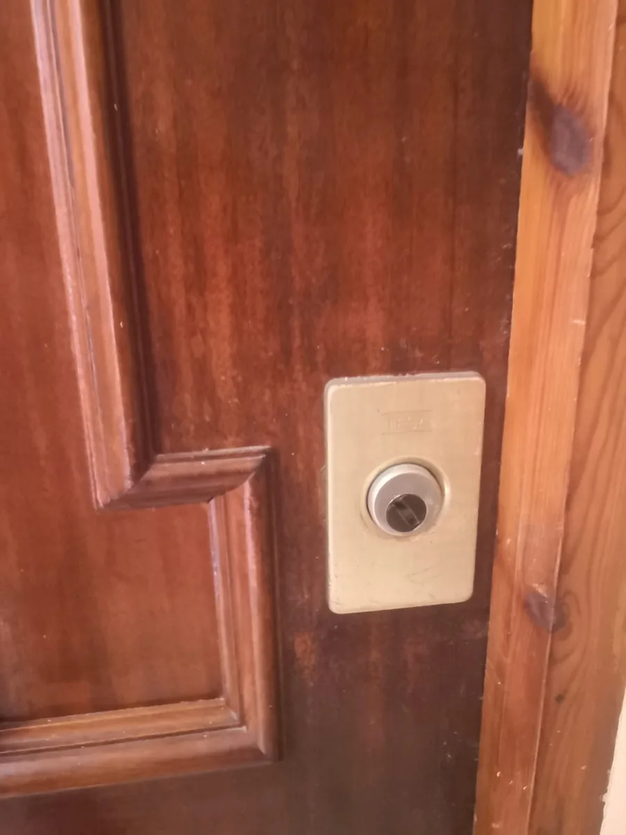 Escudo de seguridad en la puerta blindada de un piso