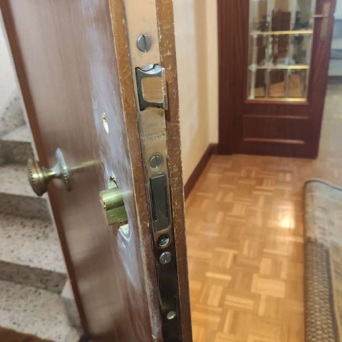 Puerta de entrada durante un cambio de cerradura
