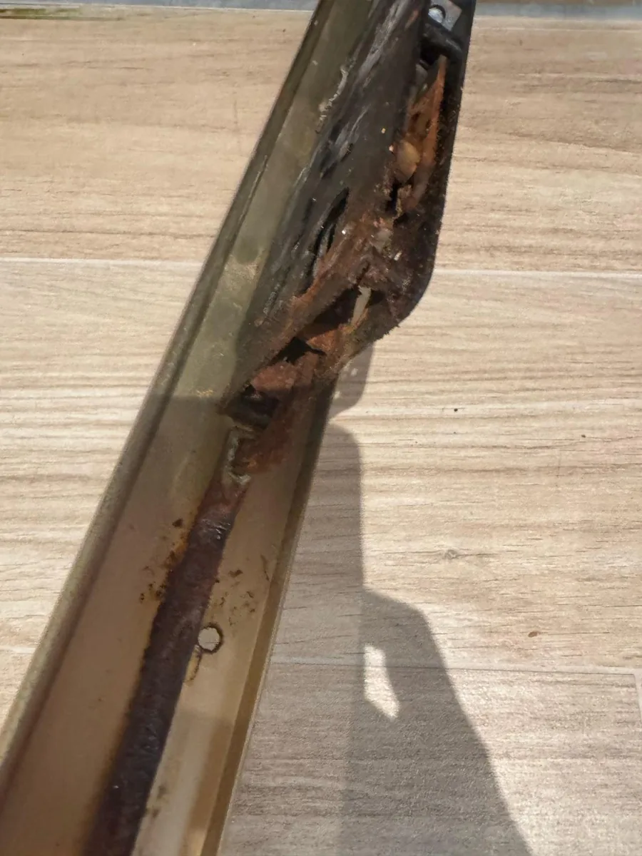 Frente de una cerradura oxidada por la humedad, antes de cambiarla