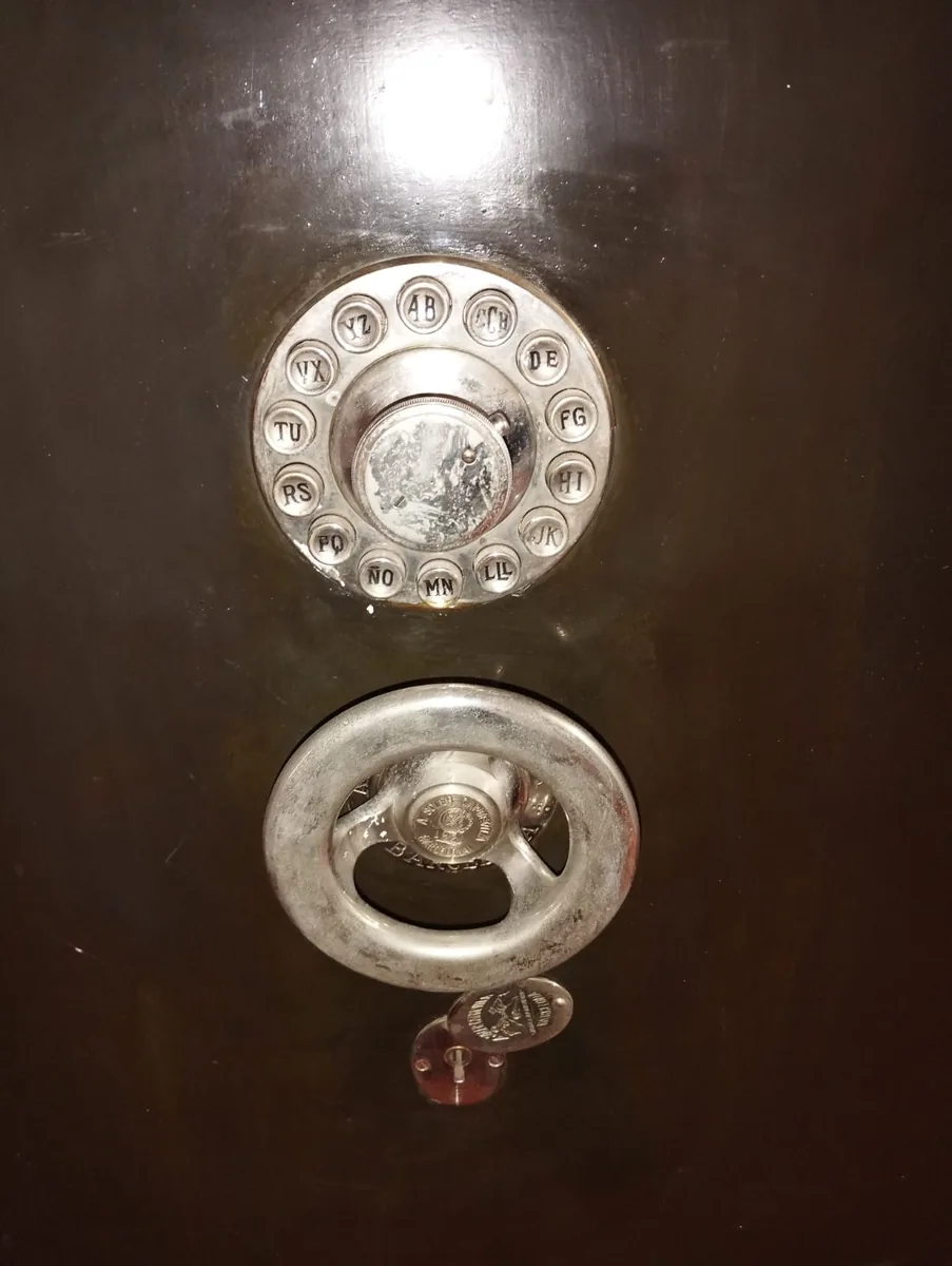 Escudos de protección de una puerta acorazada