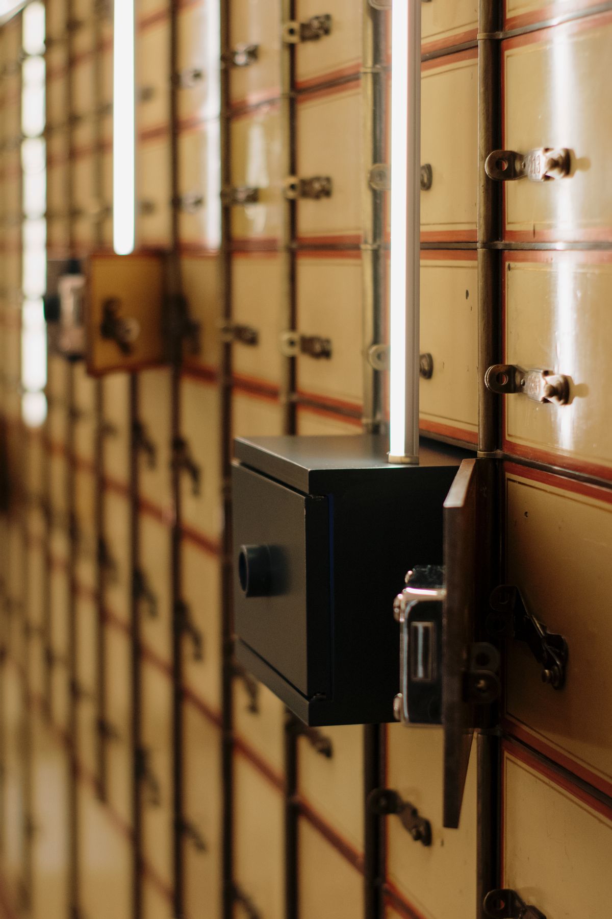 Cajas de seguridad metálicas en una instalación de Castellón